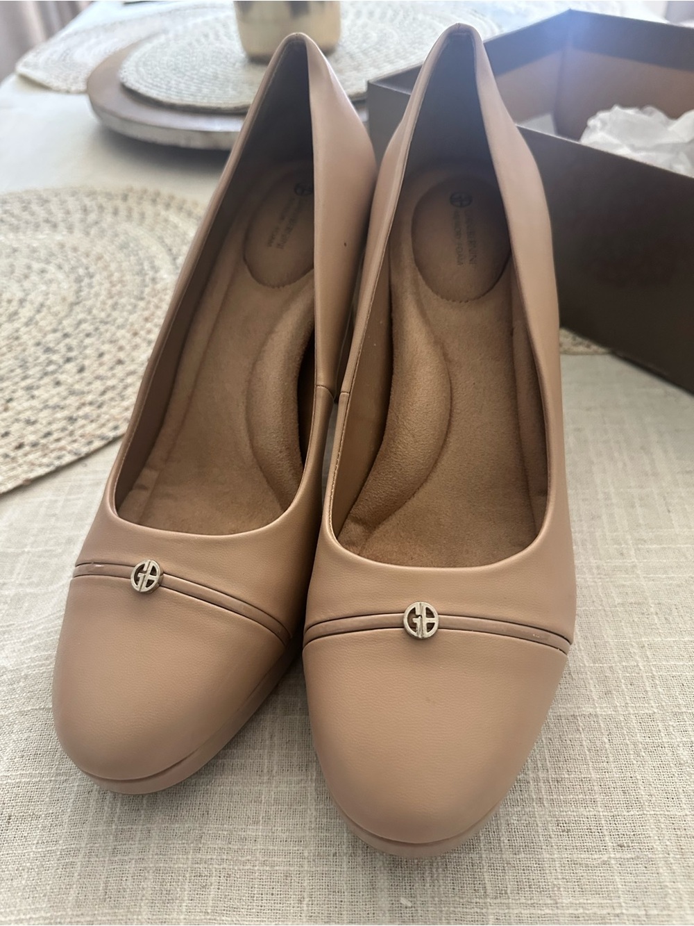 Giani Bernini cushioned pumps